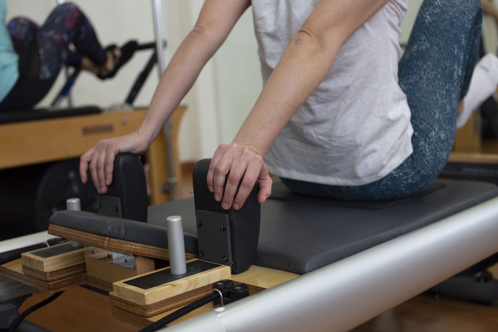Detall d'una alumna treballant al reformer d'Espai Pilates